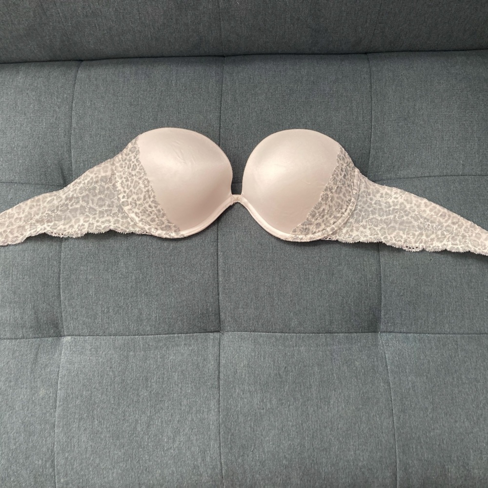 PINK Victoria's Secret White Bra With Cheetah Gray Lace Detail